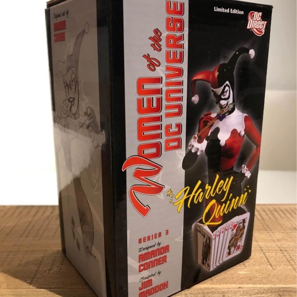 Harley Quinn Woman of DC Comic Universe Bust Statue - Picture 5 of 9